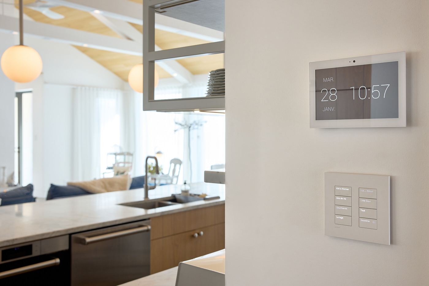 Clavier Lutron Palladiom et écran tactile Control4 dans une cuisine, Mansonville
