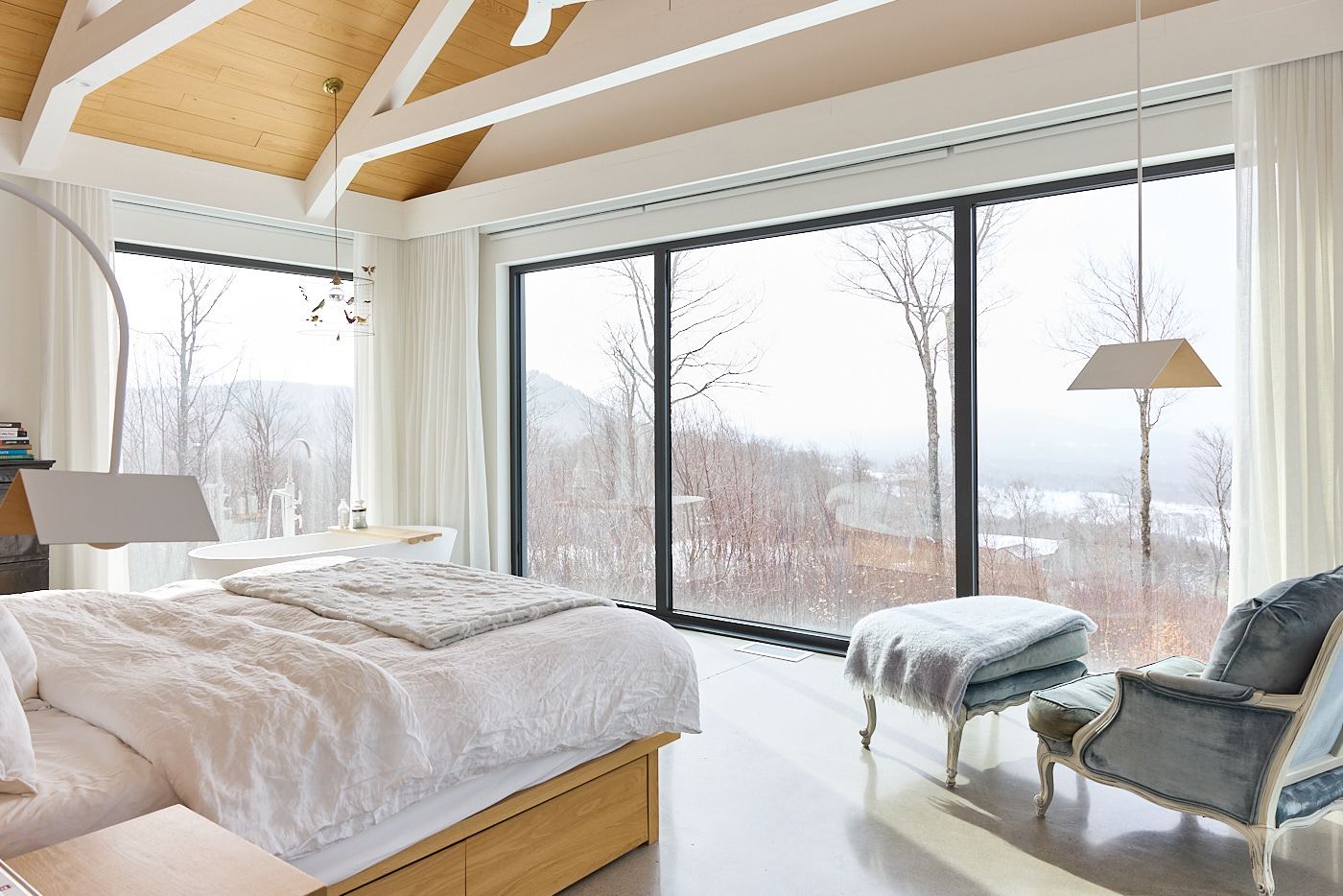 Chambre lumineuse, grande fenestration et vue sur les montagnes