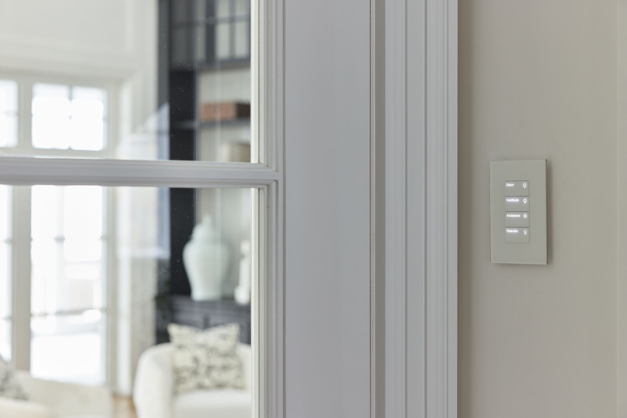 Clavier Lutron Palladiom blanc à l'entrée d'une maison, Magog