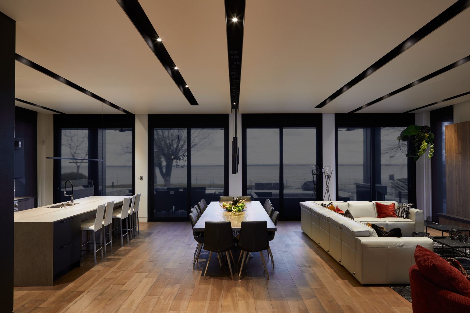 Penthouse de Griffintown baigné de lumière, avec ses grandes fenêtres habillées de toiles motorisées