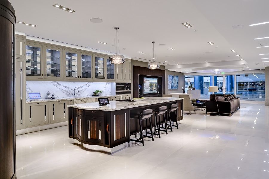 Salon contemporain de L'Avant-gardiste à Candiac, contrôlé avec Crestron