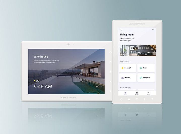 Écrans tactiles Crestron Home affichant l'interface de contrôle d'une maison