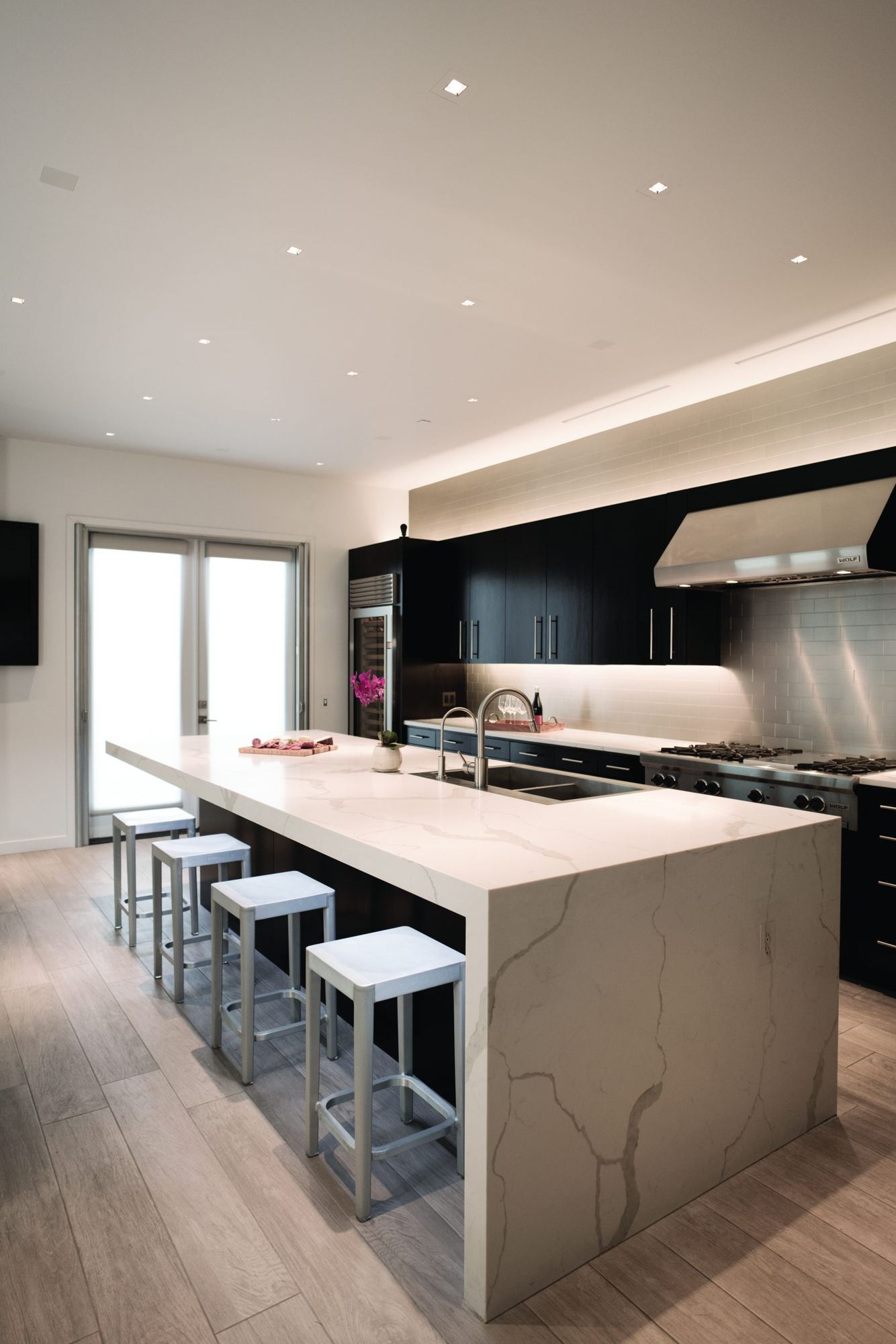 Cuisine moderne avec haut-parleurs encastrés discrets au plafond