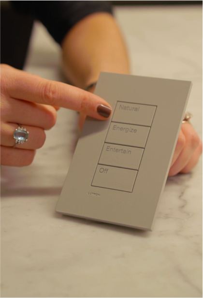 Clavier Lutron Palladiom blanc dans une entrée, Le Domaine à Magog