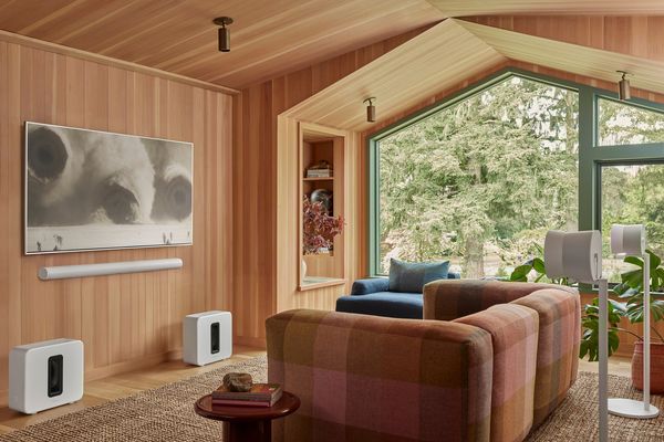 Salon boisé avec barre de son et caisson de graves Sonos