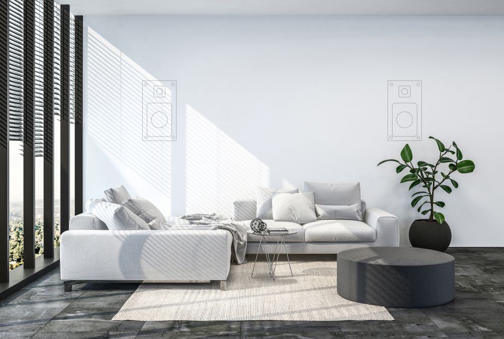 Salon lumineux aux murs blancs où les haut-parleurs invisibles se fondent dans le plafond et les murs